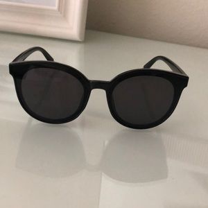 NWOT black sunglasses